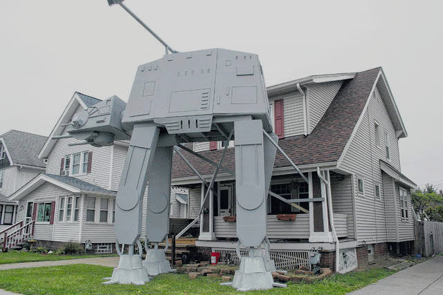Vecino de Ohio replica en su jardín un transporte acorazado de «Star Wars»