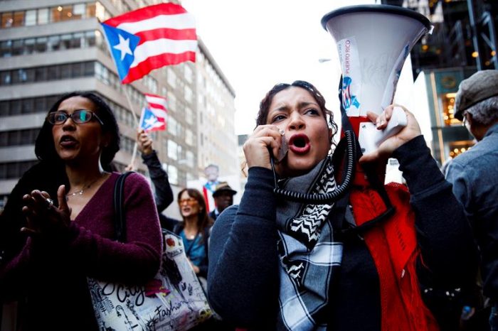 [VIDEO] Protestan cerca de la Torre Trump por la gestión de la crisis en Puerto Rico