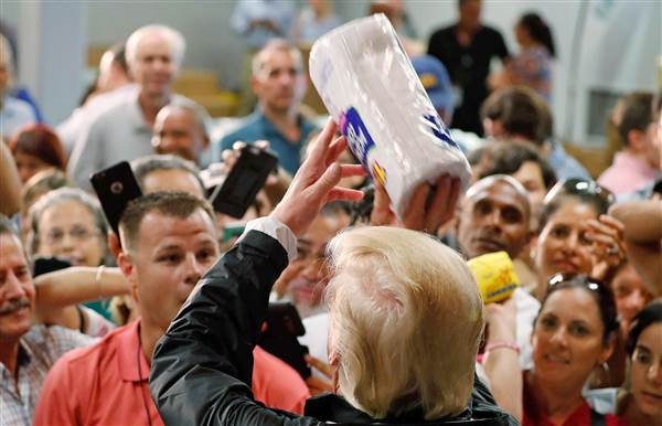 [VIDEO] Donald Trump es criticado por lanzar rollos de papel a damnificados del huracán María en Puerto Rico