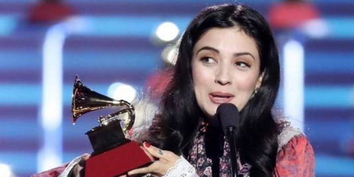 [VIDEO] El emocionante momento en que es premiada Mon Laferte en los Latin Grammys 2017