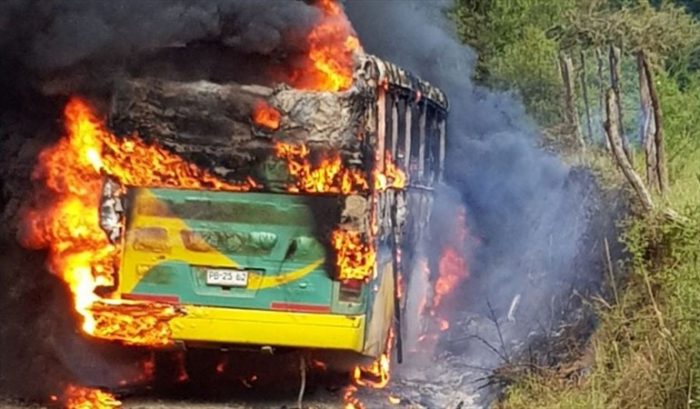 Un bus quemado y cortes de rutas con troncos en La Araucanía