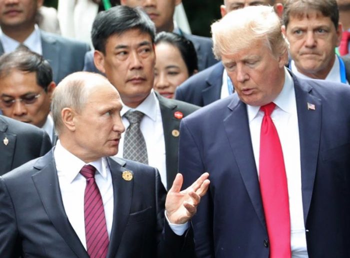 [VIDEO] La inteligencia de EE.UU. desconcertada por la deferencia de Trump ante Putin