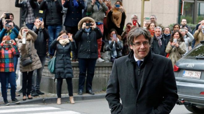 Carles Puigdemont se entrega voluntariamente a la justicia de Bélgica junto a los miembros del destituido gobierno de Cataluña requeridos por España