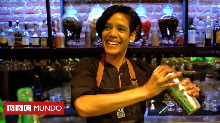[VIDEO] ¿Pisco chileno o pisco peruano? El inusual bar donde se sirven las dos bebidas rivales