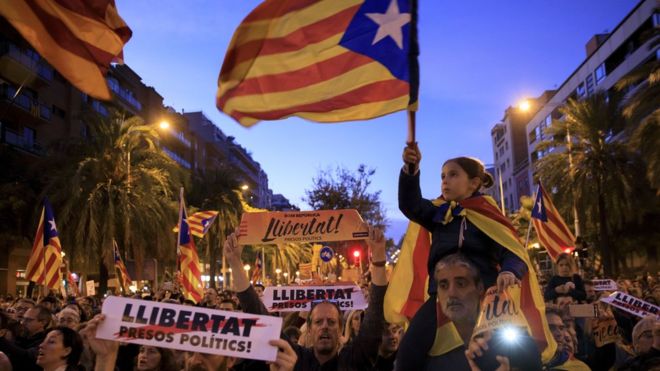 España: la multitudinaria manifestación en Barcelona por la liberación de los líderes independentistas de Cataluña