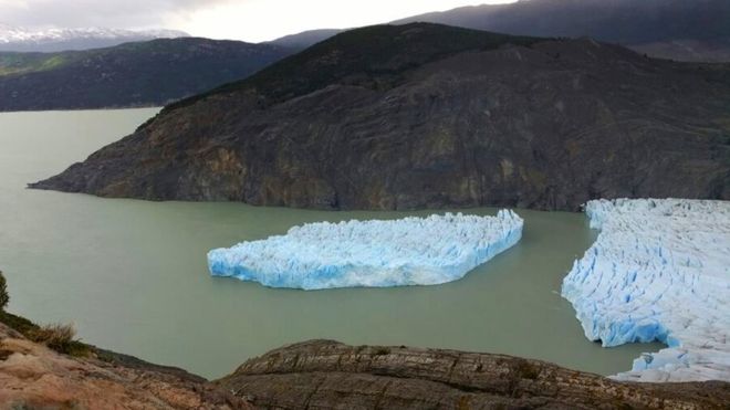 Por qué intriga a los científicos el inusual iceberg gigante que se desprendió del glaciar Grey en Chile