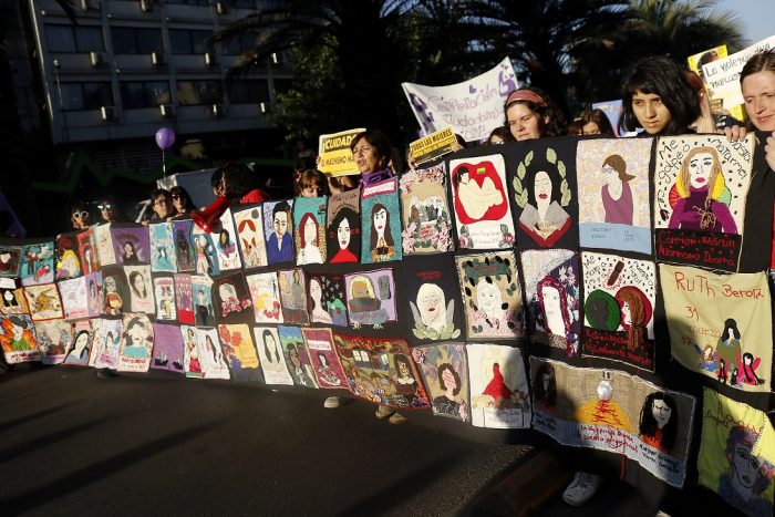 Chilenas marchan para acabar con violencia machista y feminicidios