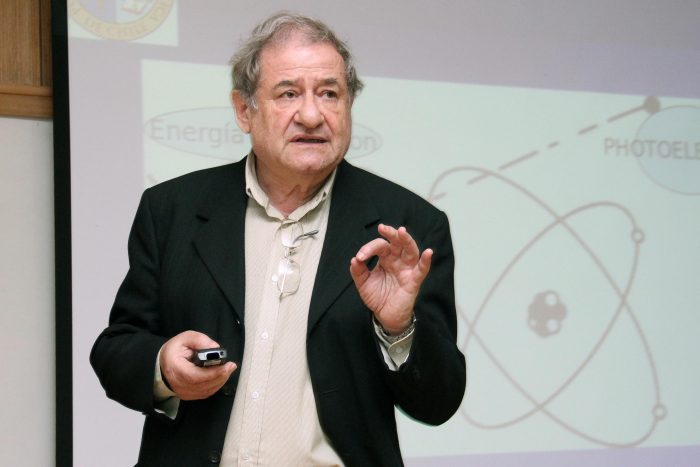 Padre de la física cuántica chilena es reconocido a nivel mundial por aportes a teoría del láser