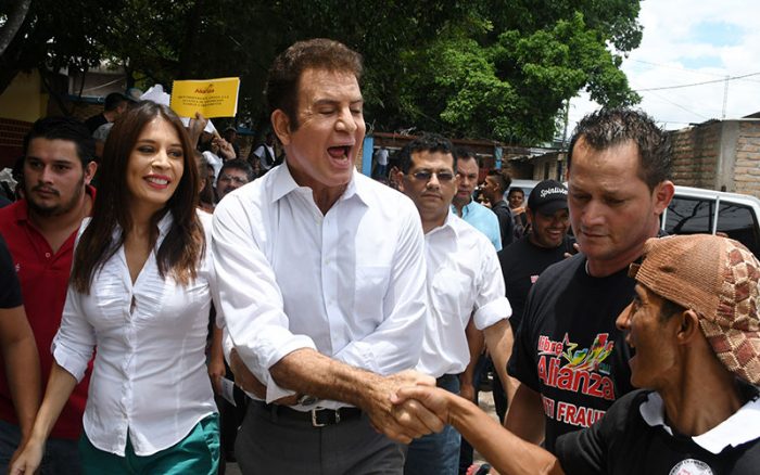 Honduras: candidato opositor de izquierda encabeza recuento de elecciones mientras que presidente se autoproclama ganador