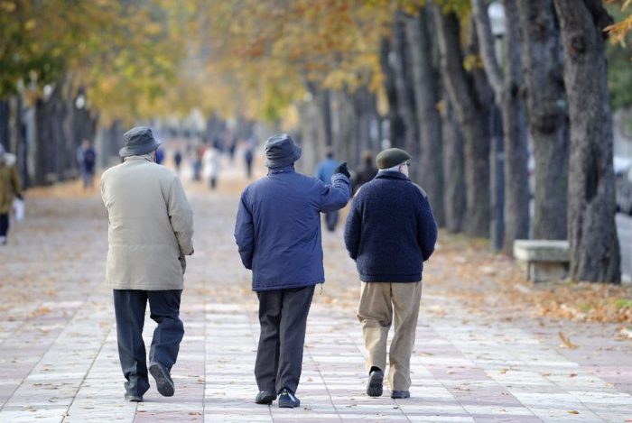 Con pulseras inteligentes científicos estudiarán impacto de caminata en prevención del Alzheimer