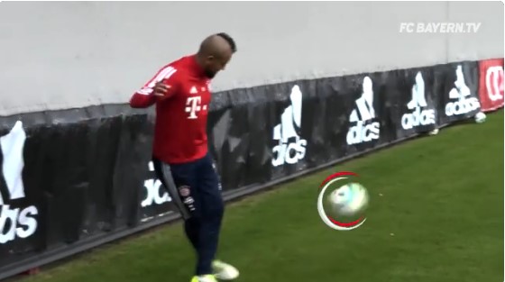[VIDEO] El gol «imposible» de rabona con efecto de Arturo Vidal durante entrenamiento del Bayern