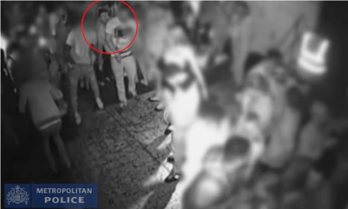 [VIDEO] Revelan imágenes de cámara de vigilancia que captó ataque con ácido en un club nocturno de Londres