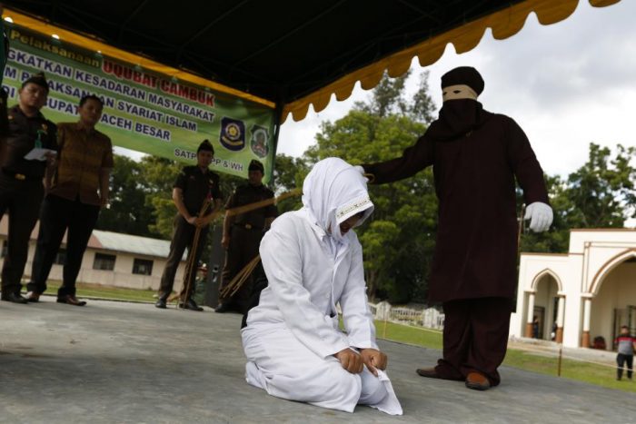 Mujer indonesia es azotada por adulterio según la ley islámica