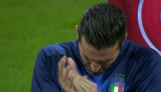 [VIDEO] Gianluigi Buffon aplaudió el himno de Suecia entre las sonoras pifias de los hinchas italianos