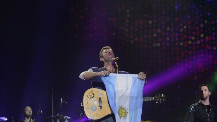 [VIDEO] Coldplay rinde homenaje a Soda Stereo en su paso por Argentina y enloquece al público con «De música ligera»