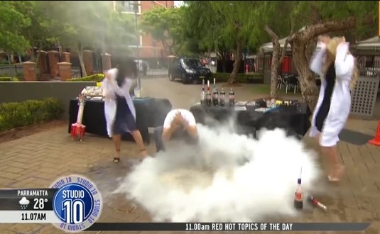 [VIDEO] Experimento con nitrógeno líquido casi decapita a conductora de TV en vivo