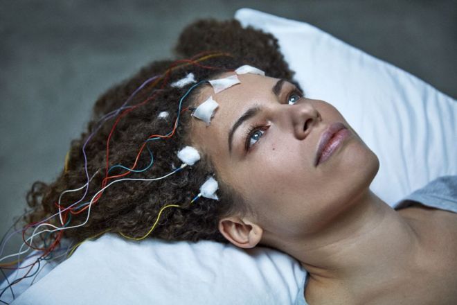 «Tuve que hacer una película desde mi cama para probar que mi enfermedad era real»: Jennifer Brea y el drama de la fatiga crónica