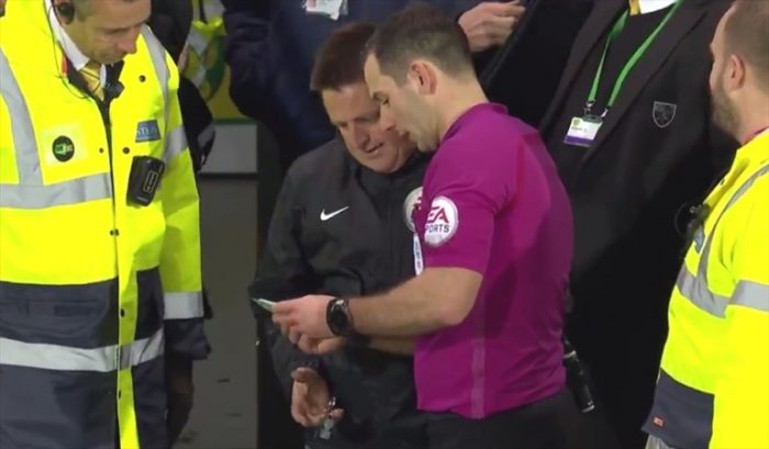[VIDEO] Afortunado hincha terminó de cuarto árbitro en el fútbol inglés