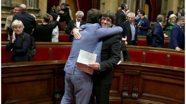 Puigdemont queda en libertad bajo medidas cautelares a la espera que decida su entrega a España