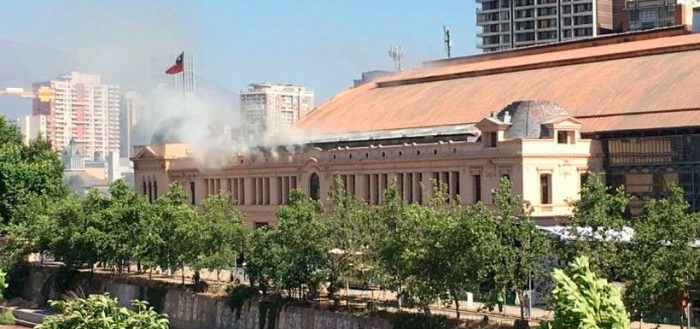 Incendio afecta a Estación Mapocho en medio de la realización de Pulsar 2017