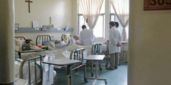 Masivos despidos de médicos venezolanos: acusan modificación en certificación de Eunacom por parte de la Superintendencia que no les permite ejercer en sector privado 