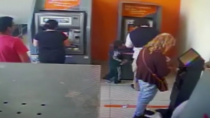 [VIDEO] Pequeño de cuatro años es sorprendido robando dinero de un cajero automático