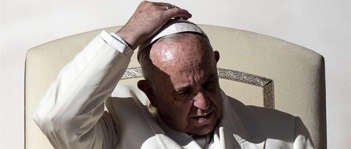 «Y los pobres solo vieron de lejos al Papa»