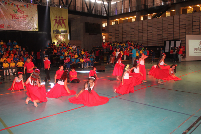 Coro de 400 niños cantó a Violeta Parra en festival artístico en Peñalolén