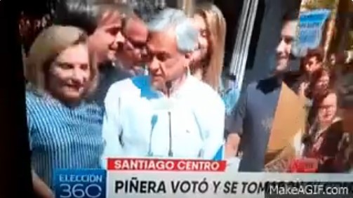 [VIDEO] El criticado empujón «a lo Donald Trump» que Sebastián Piñera dio a Cecilia Morel tras votar en Santiago
