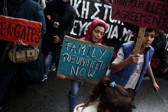 [VIDEO] «Open the border»: marcha de refugiados en huelga de hambre a la embajada de Alemania en Grecia