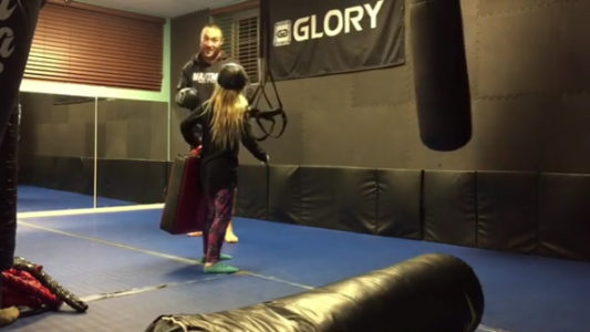 [VIDEO] Luchador de MMA le da feroz patada a su hija y genera opiniones divididas en redes sociales
