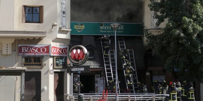 Incendio afectó a edificio de Plaza Baquedano