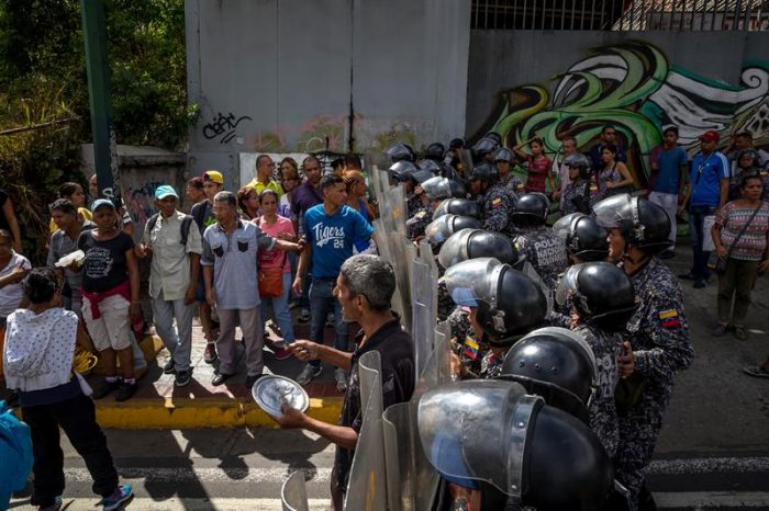 [VIDEO] Continúan en Venezuela las protestas por falta de comida y otras carencias