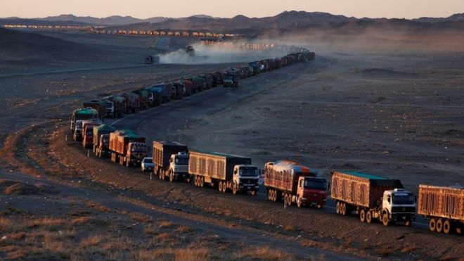[FOTOS] La muralla de camiones: el espectacular embotellamiento de 130 km en la frontera entre Mongolia y China