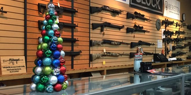 ¿Quién regala armas en Navidad y por qué sus ventas se disparan en EE.UU. para estas fechas?
