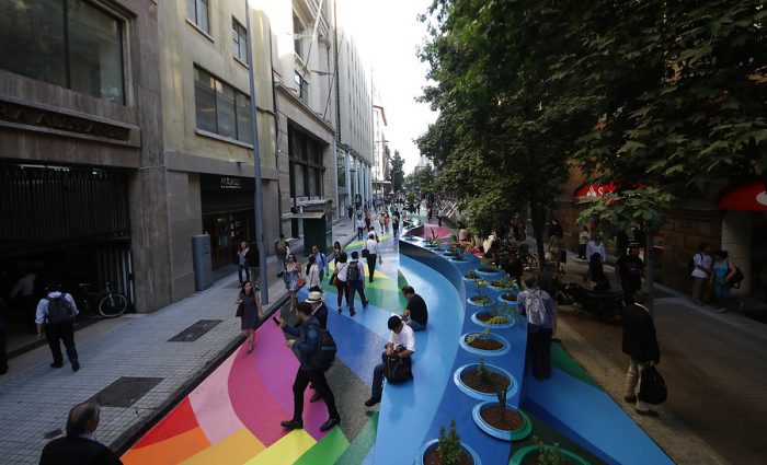 Colores a la calle: El renovado Paseo Bandera recibe a transeúntes con instalación artística
