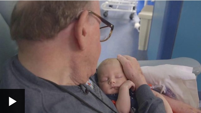 [VIDEO] David Deutchman, «el abuelito» que pasa el día en un hospital abrazando a bebés que están en cuidados intensivos