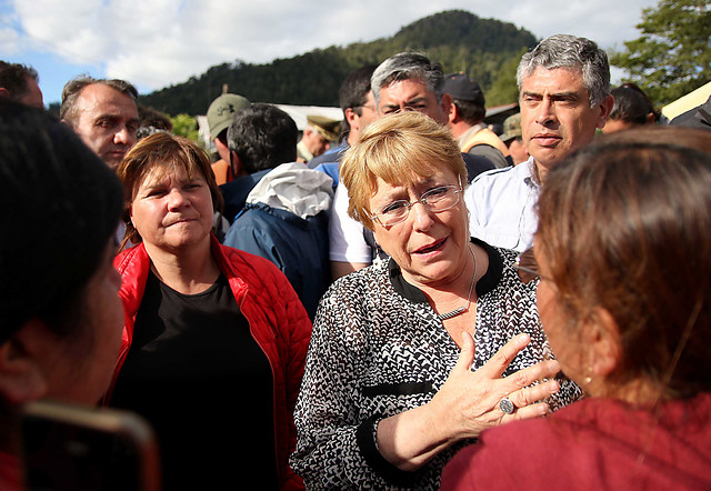 Vecinos de Villa Santa Lucía increpan a Bachelet por no haber viajado de forma inmediata a la zona afectada por el alud