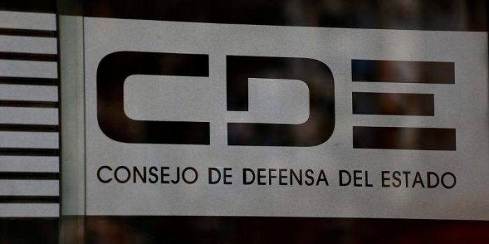 CDE se querella contra ejecutivos de laboratorios por estafa reiterada
