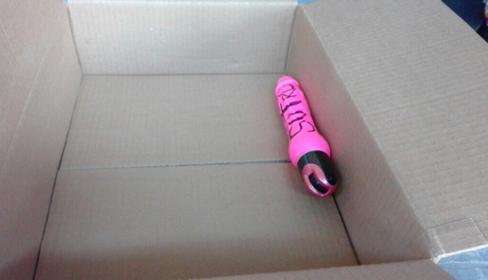 Insólito: Encuentran juguete sexual en caja de materiales de mesa de votación