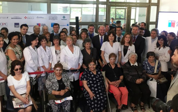 Bachelet anuncia alianza entre Fonasa y CPC que permite operar de manera gratuita en clínicas a pacientes en listas de espera por cataratas