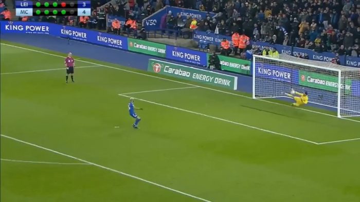[VIDEO] Claudio Bravo se viste de héroe y ataja 2 penales en la clasificación del Manchester City
