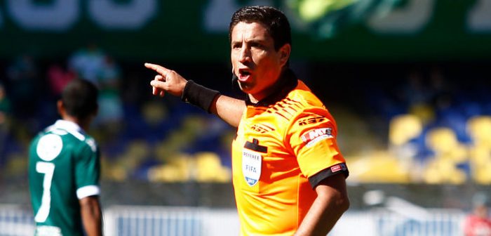 Arbitro chileno puede perder categoría FIFA tras error «garrafal» en partido
