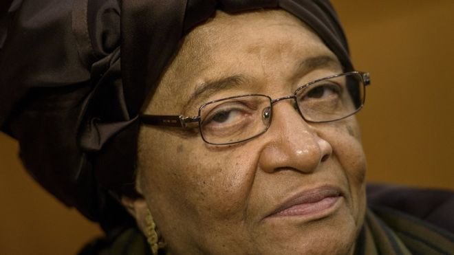El legado de la primera mujer presidenta de África y Nobel de la Paz que considera el feminismo «un extremismo» y defiende las leyes contra homosexuales