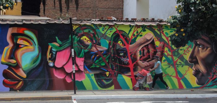 Reconocido graffitero peruano expone e interviene galería de arte en Santiago
