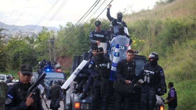 Policías en Honduras se niegan a reprimir las protestas que desafían el toque de queda