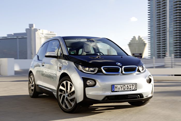 Sigue el boom de electromovilidad: BMW y Enel firmaron acuerdo para instalar 9 electrolineras en Santiago
