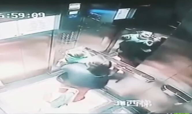 [VIDEO] Cámaras de seguridad captan brutal agresión de una mujer a un menor en un ascensor