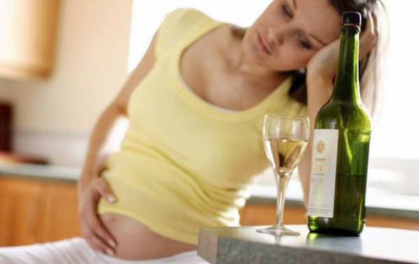 Mujeres, alcohol y embarazo: Especialistas advierten de los peligros del alcoholismo fetal