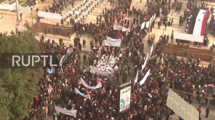[VIDEO] Miles de personas marchan en Siria por el primer aniversario de la liberación de Alepo
